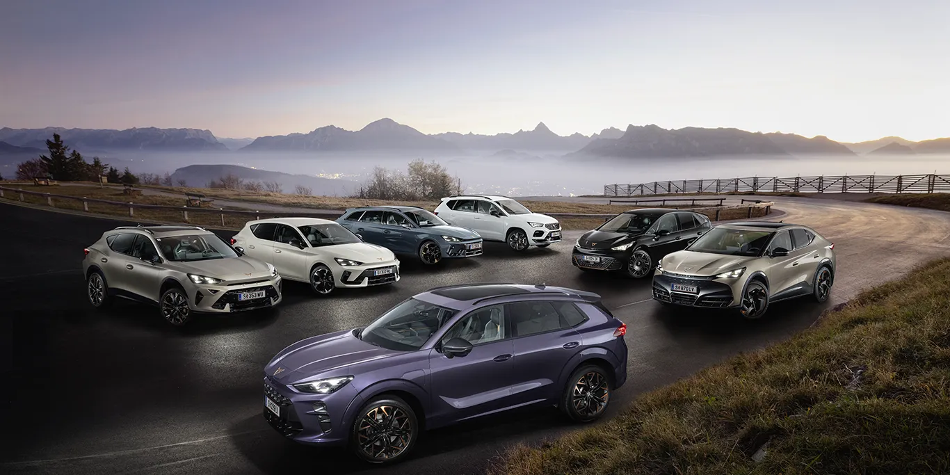 Alle sieben CUPRA Modelle am Gaisberg mit neben und Stadt im Hintergrund. Der Terramar in Dark Void ganze Vorne.