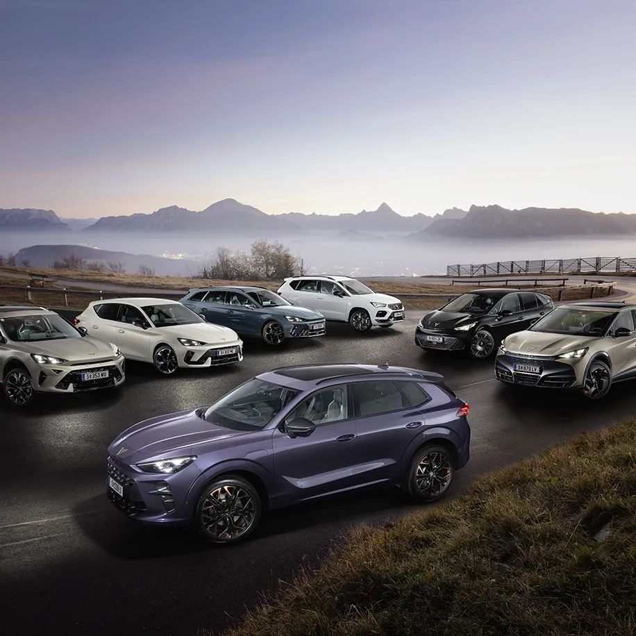 Alle sieben CUPRA Modelle am Gaisberg mit neben und Stadt im Hintergrund. Der Terramar in Dark Void ganze Vorne.