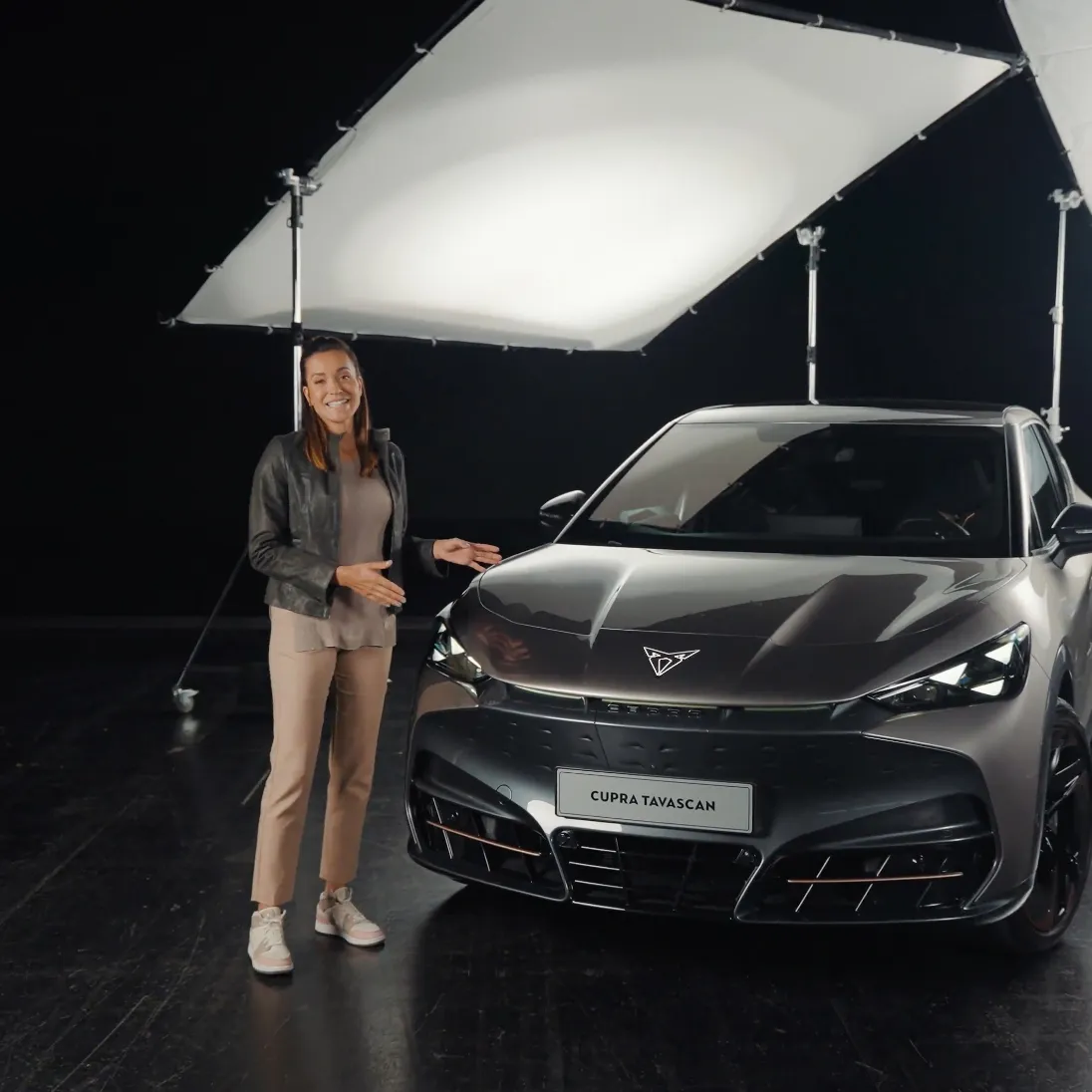 Andrea Schlager neben dem CUPRA Tavascan.