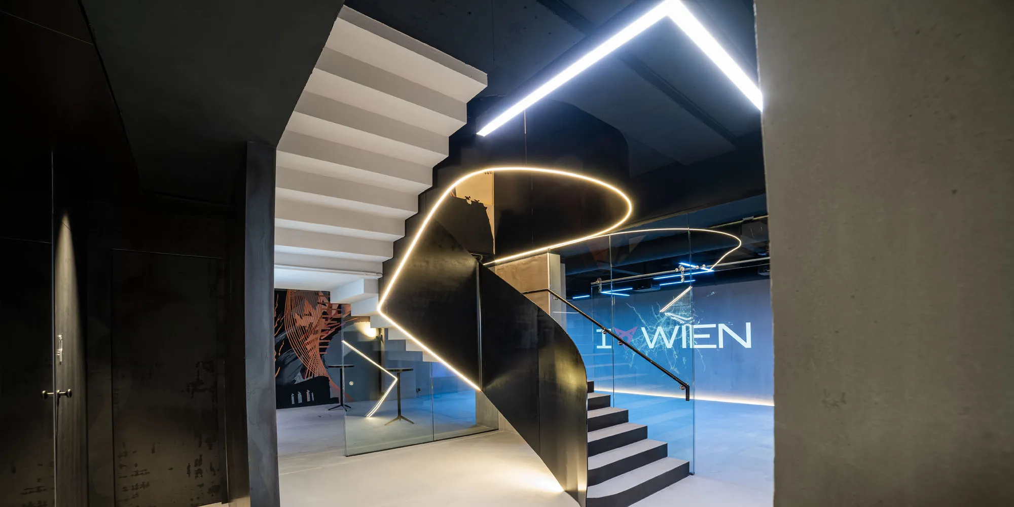 CUPRA City Garage Innenraum. Stiegen und Glaswand