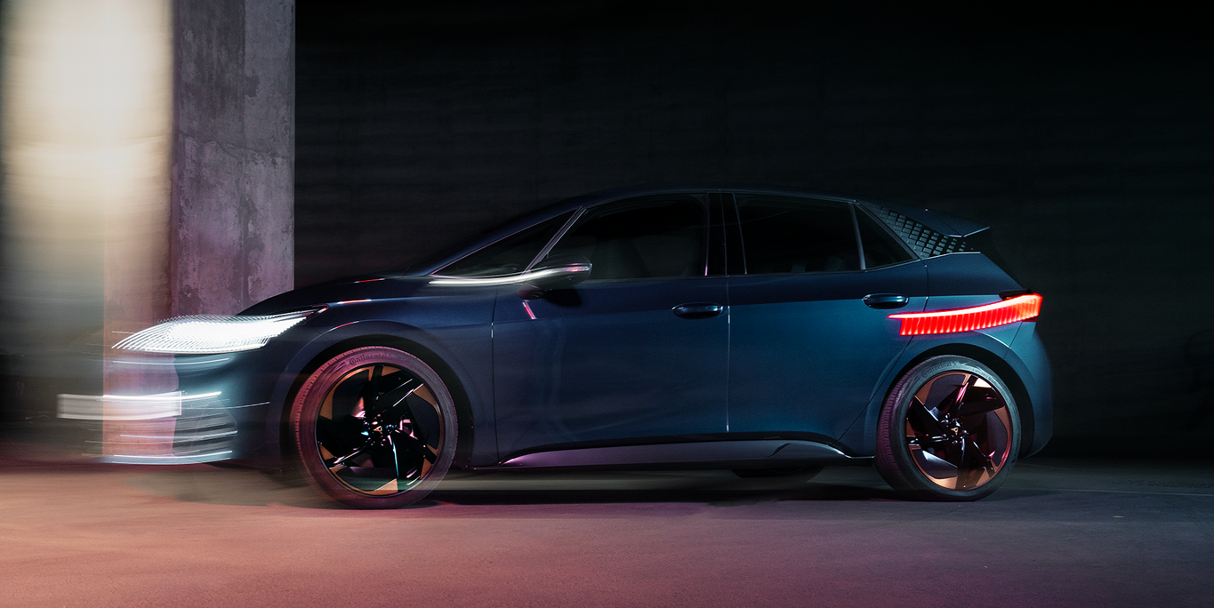 Verzerrtes Bild eines blauen CUPRA Born.