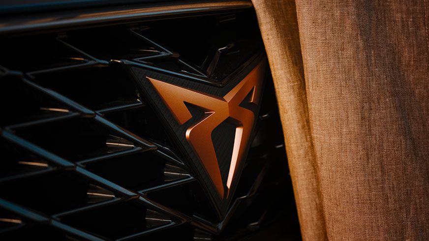 Das CUPRA Markenlogo Am Kühler eines CUPRA Formentor.