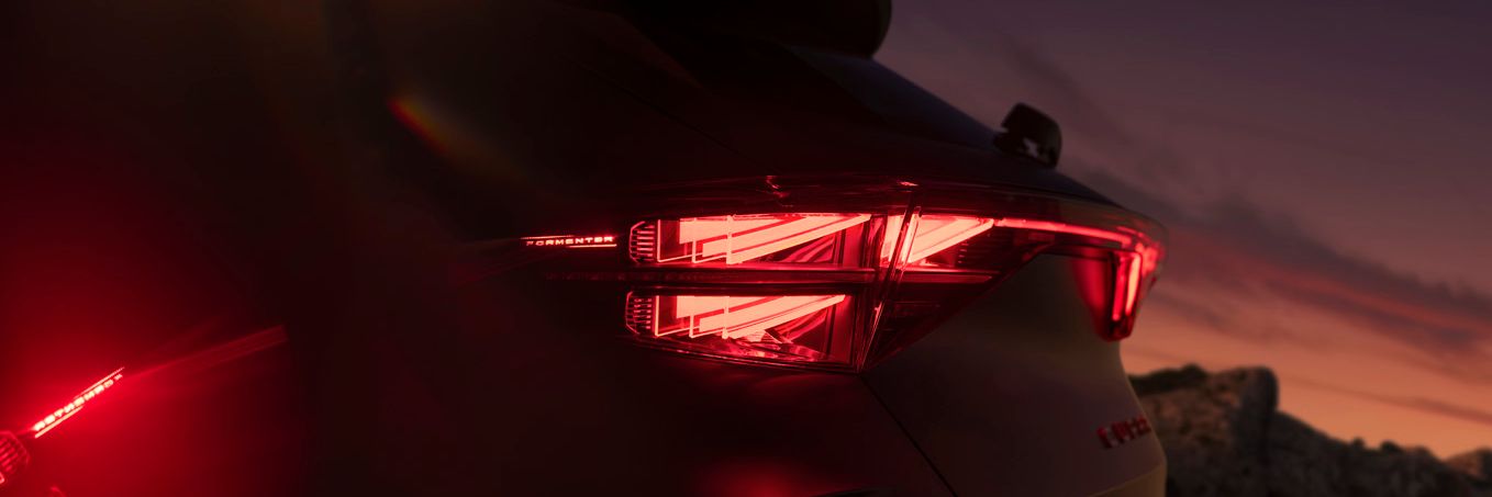 CUPRA Formentor Heckansicht beleuchtet in rot