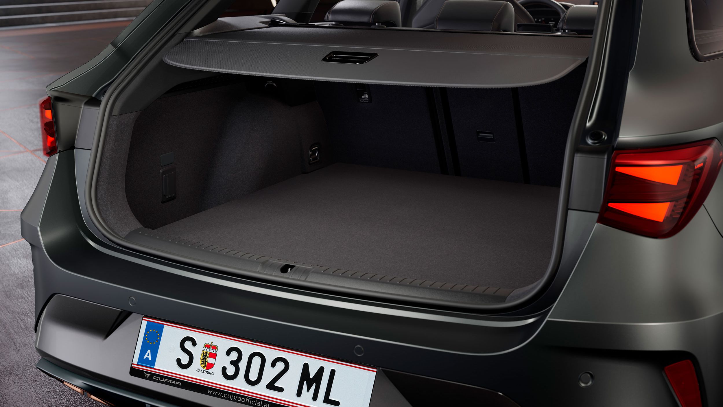 Blick in den geöffneten Kofferraum eines grauen CUPRA Leon Sportstourer.